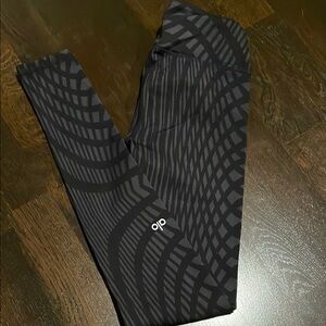 ALO Yoga Black and Gray Leggings Pattern full length Size Xsmall